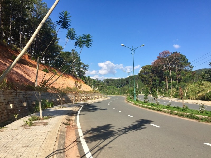 a road in dalat with no traffic