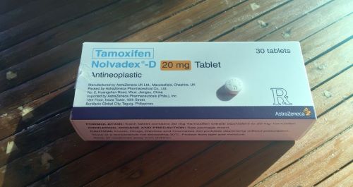 one tamoxifen pill on top of a tamoxifen box