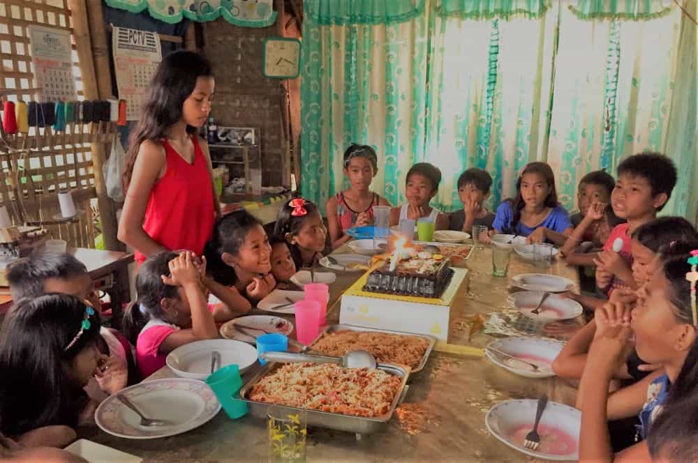Seventeen kids at the table for Jay-N's birthday cake.